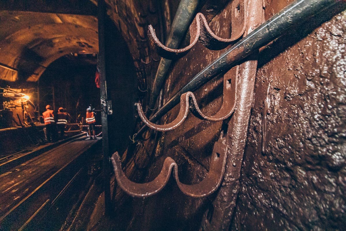 Также ведется монтаж коммуникаций для тяжелой техники