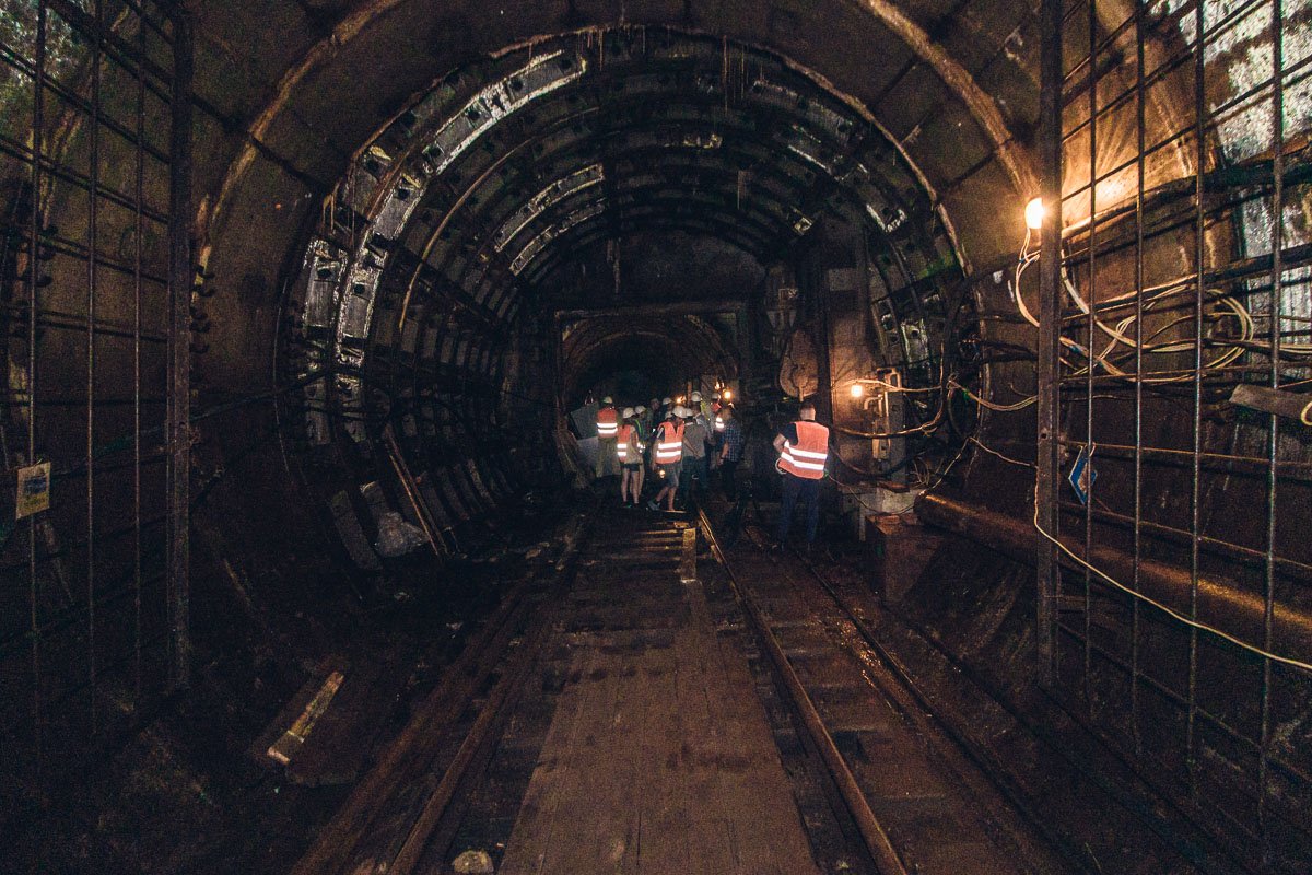 Там, вдалеке, за перегородкой действующая ветка подземки