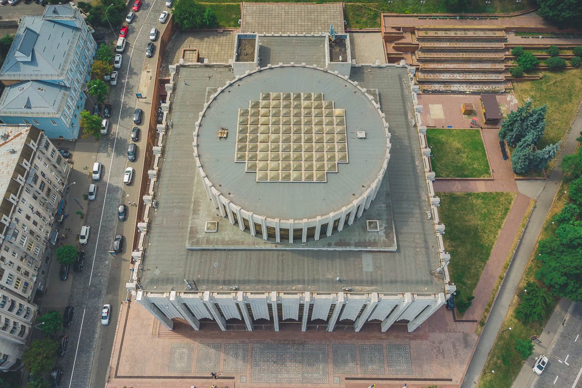 Пятиэтажное здание Украинского дома построили в 1982 году Пятиэтажное здание Украинского дома построили в 1982 году