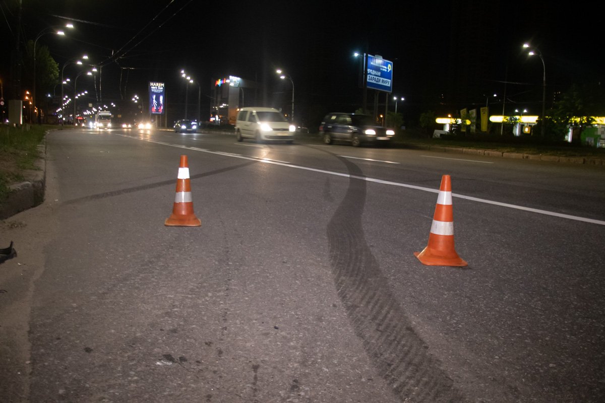 Он пересек несколько полос перед тем как вылетел на обочину - чудом никто не пострадал