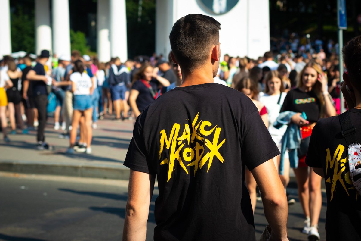 Людей с атрибутикой Макса Коржа было много. Очень много