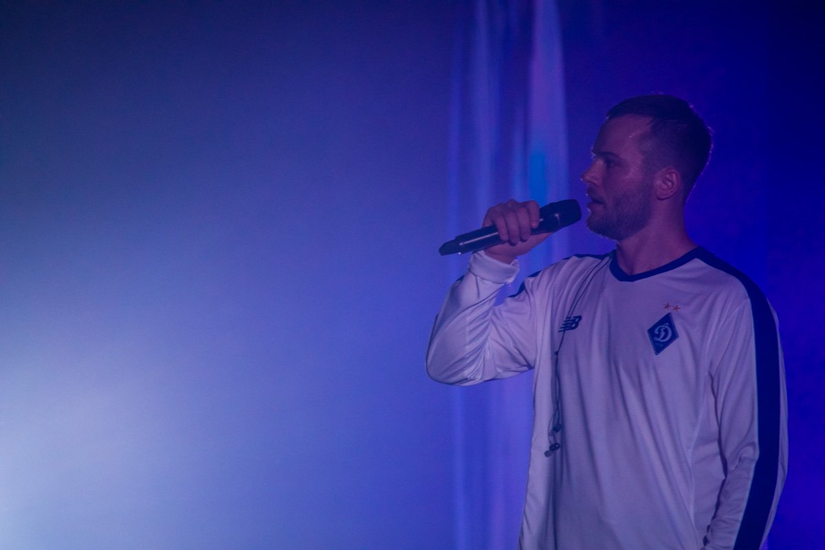 Макс Корж вышел на сцену с эмблемой "Динамо" на груди