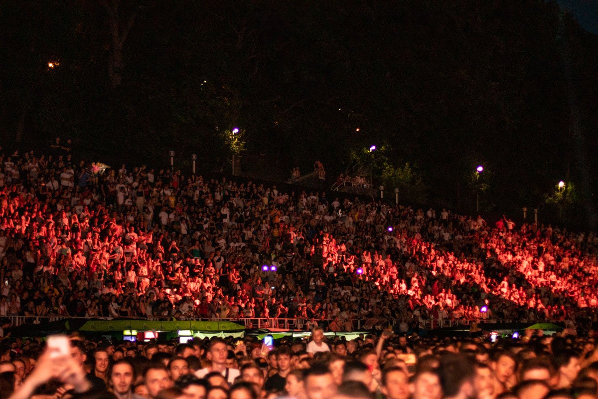 Учитывая, что эта эмблема для этих трибун - родная, певец просто сразу настроил всех на дружеский лад