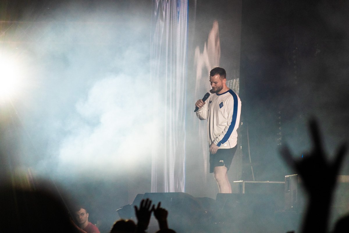 Не обошлось на концерте и без своеобразного дебюта - среди песен была и та, что прозвучала на публике впервые