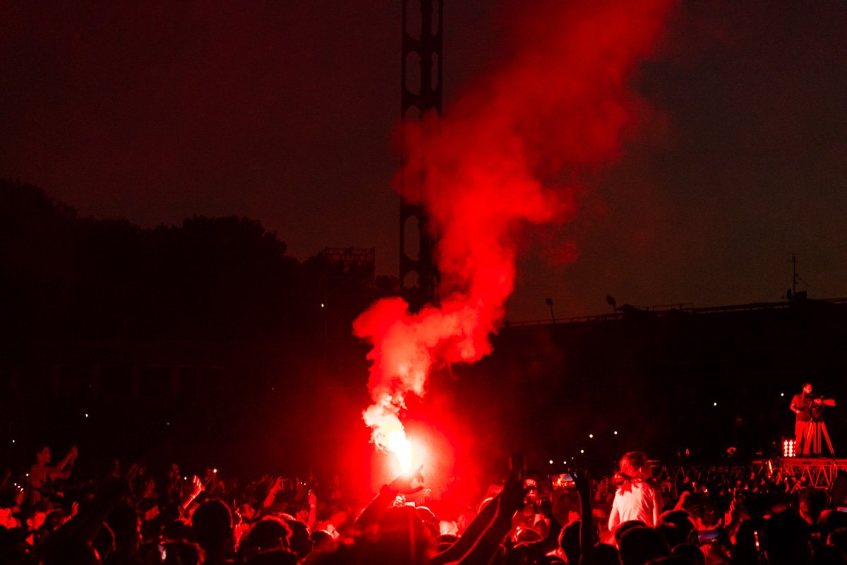А с наступлением ночи огонь на сцене и в толпе нашел свое отражение в таких фаерах