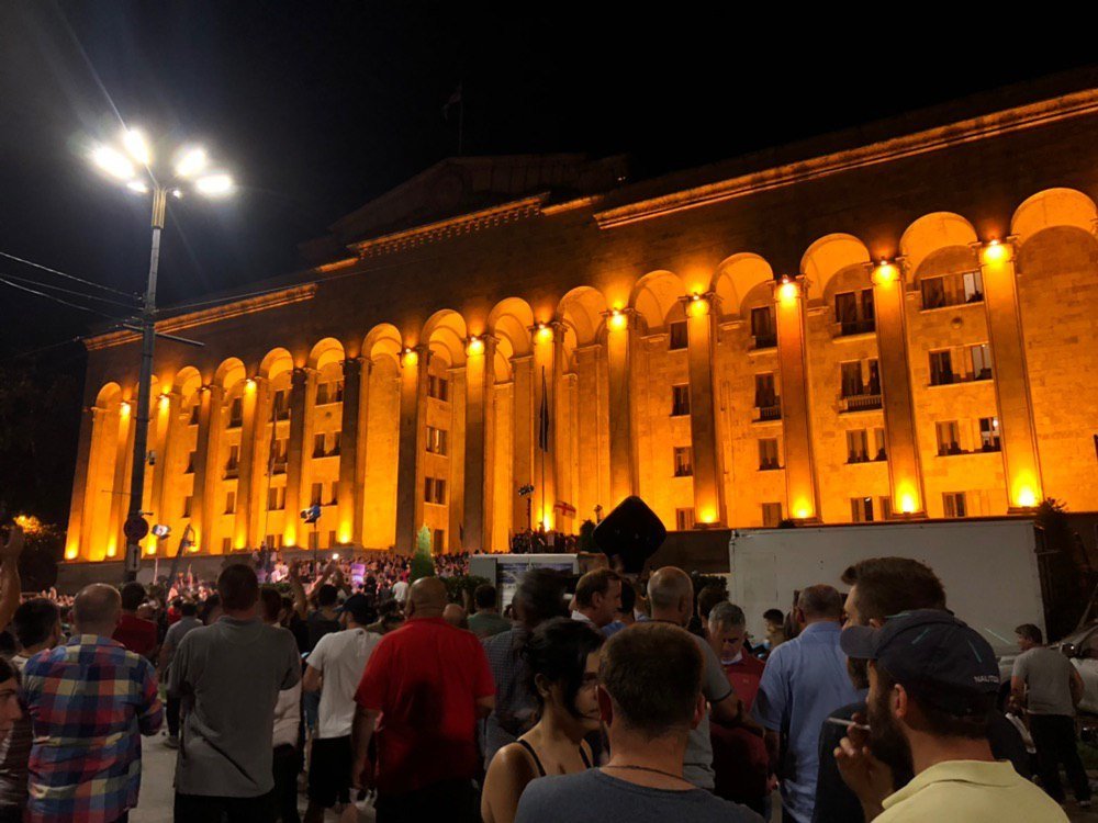 В пиковые моменты в правительственном квартале было около семи тысяч человек В пиковые моменты в правительственном квартале было около семи тысяч человек