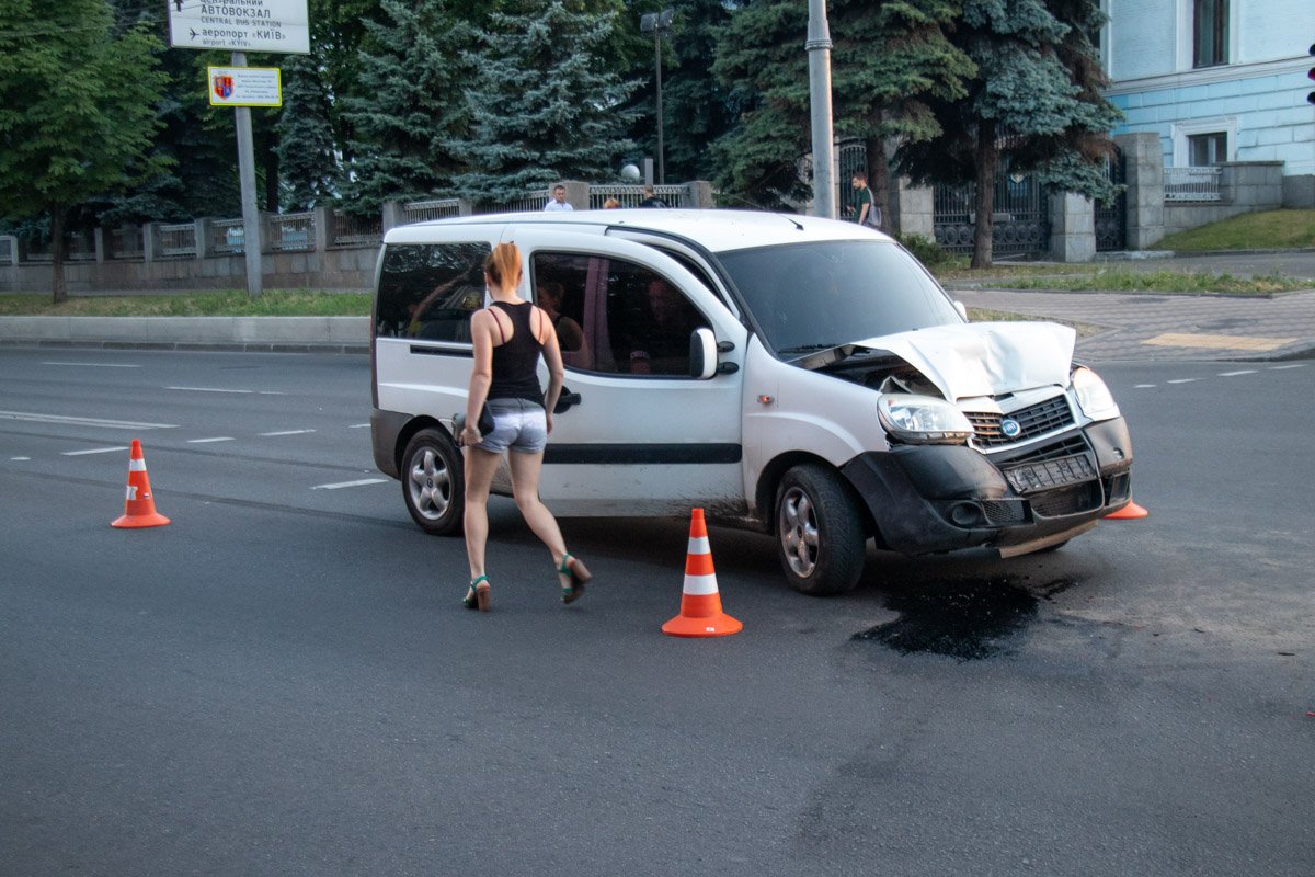 На Воздухофлотском проспекте в Киеве произошло ДТП с участием Fiat и Toyota На Воздухофлотском проспекте в Киеве произошло ДТП с участием Fiat и Toyota