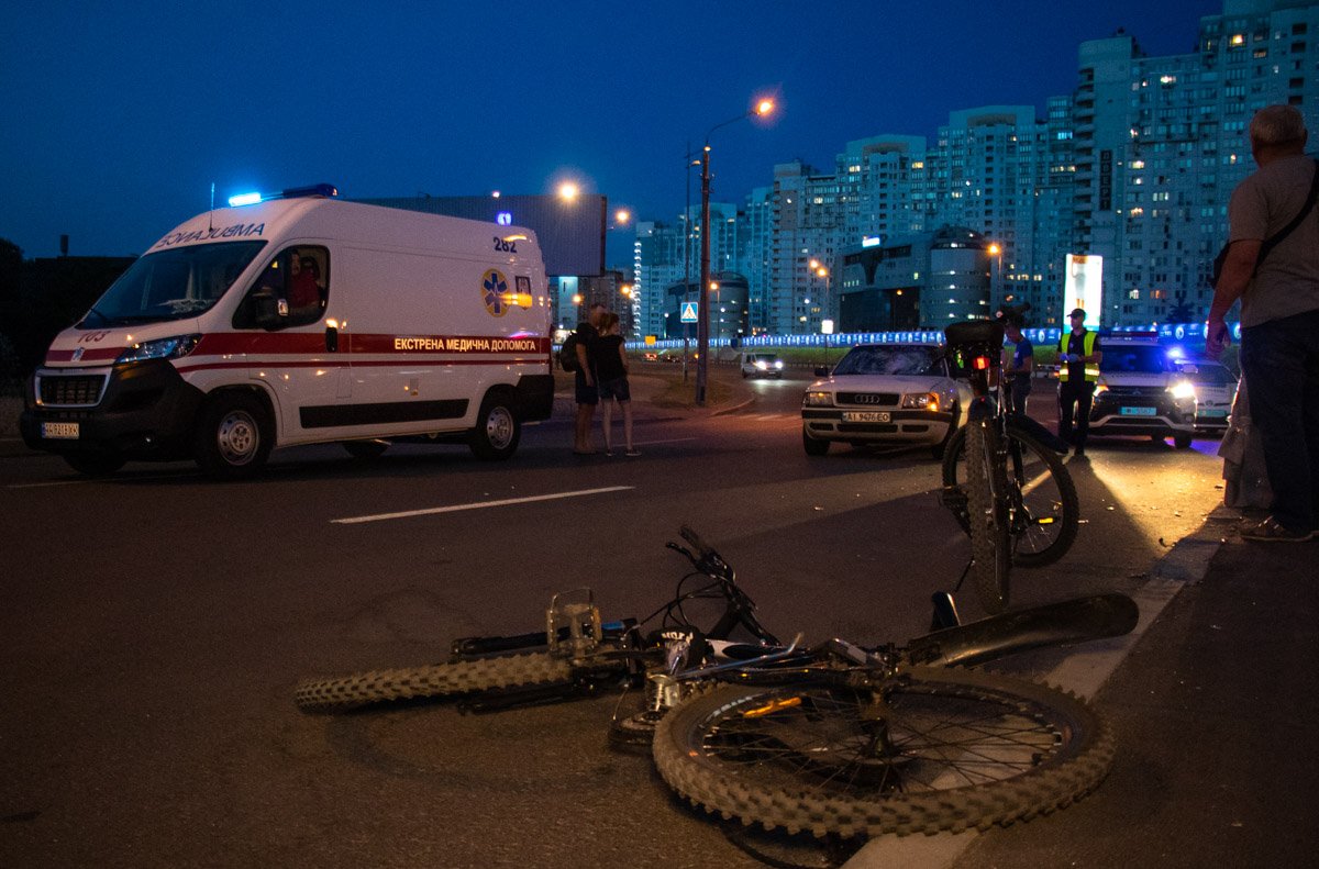 На проспекте Бажана в Киеве произошло ДТП с участием велосипедиста