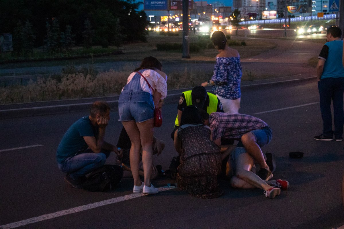 Помощь пострадавшей начали оперативно оказывать прохожие