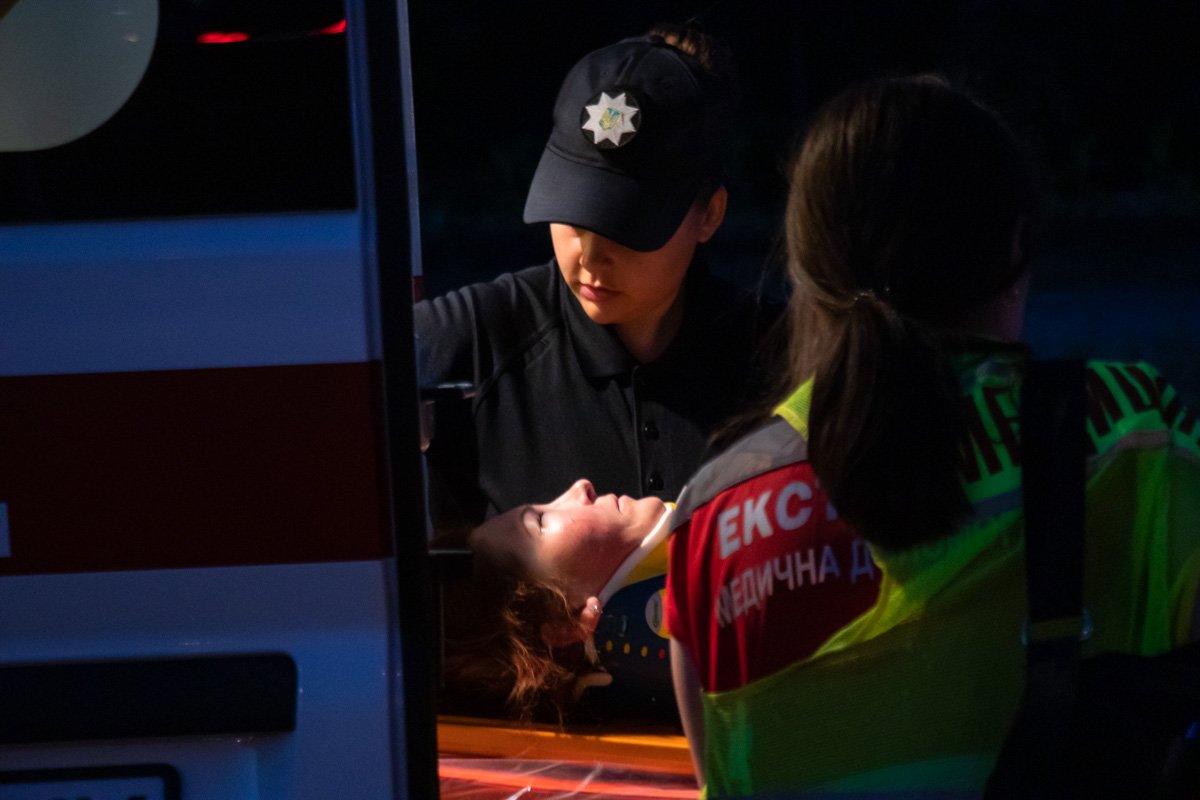 Также на место оперативно прибыли медики, которые госпитализировали женщину