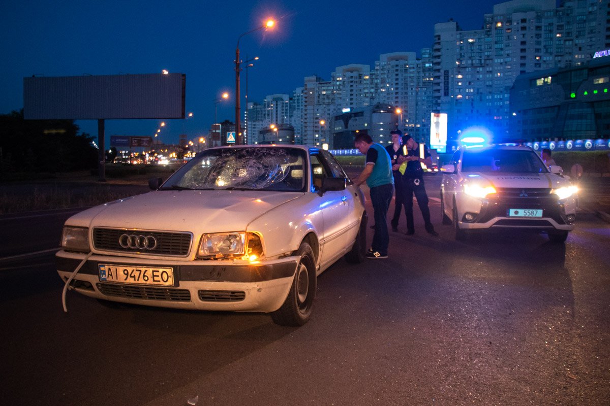 Велосипедистку сбил белый седан Audi