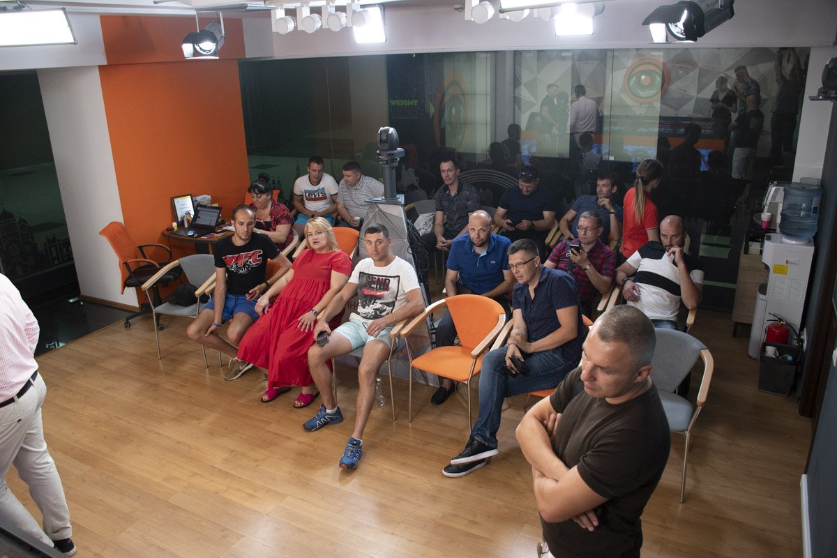 В медиацентре «Информатор» собрались представители этих самых центров, их адвокат, а также мать одного из бывших пациентов и человек, который находился на лечении до того как начались эти обыски