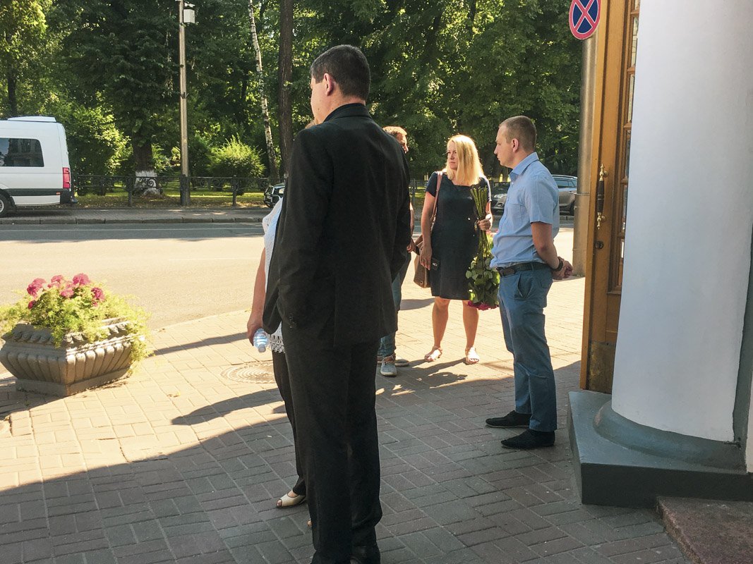 К Дому офицеров на траурную церемонию пришли проститься близкие, коллеги и неравнодушные граждане