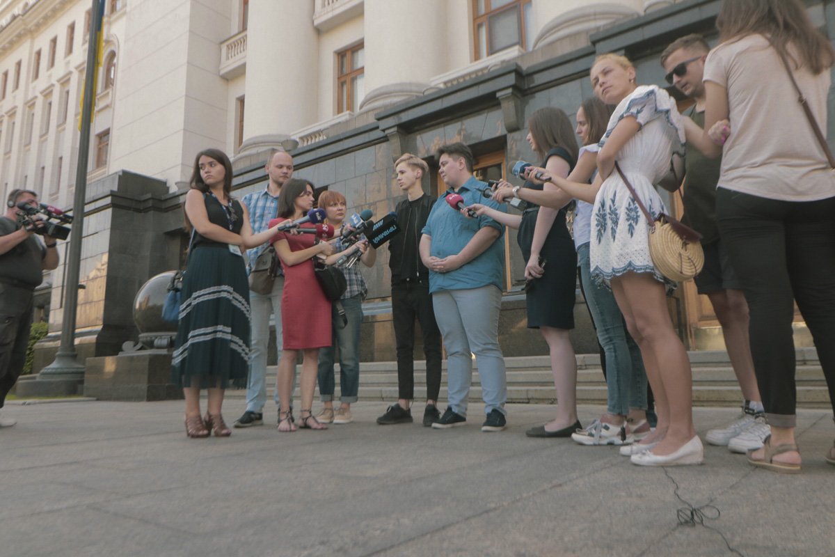 Лидеры ЛГБТ движения, придя к АП, хотели еще раз обратить внимание к себе Владимира Зеленского Лидеры ЛГБТ движения, придя к АП, хотели еще раз обратить внимание к себе Владимира Зеленского