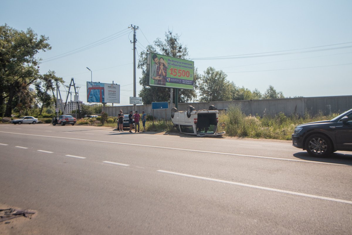В Вишневом перевернулся микроавтобус