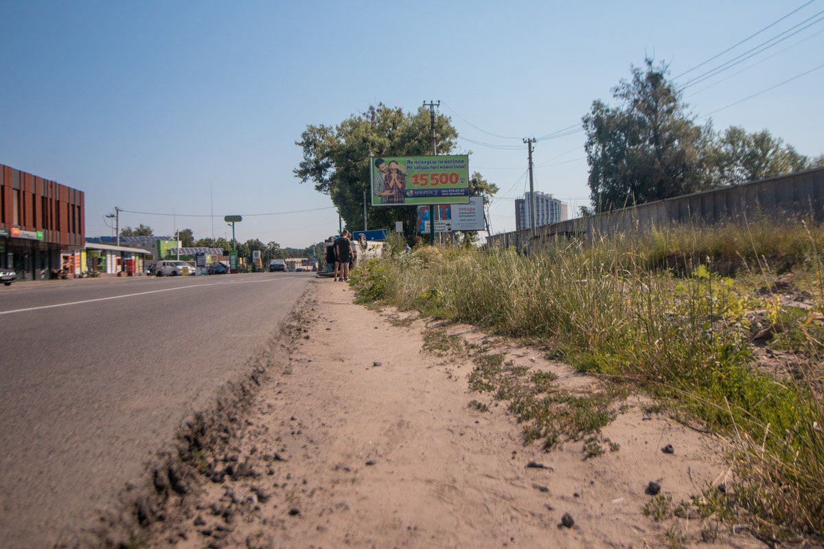 Автомобиль резко съехал с дороги и подлетел на насыпи 