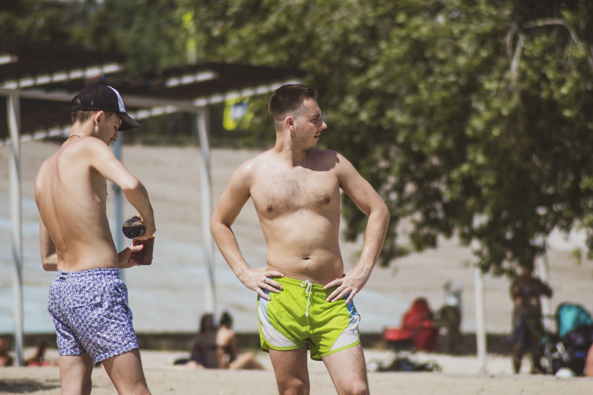 На пляжах Киева у мужчин разбегаются глаза 