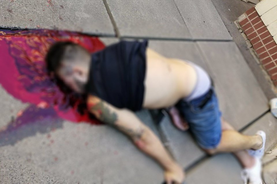 В Киеве 25-летний парень упал с крыши детского сада