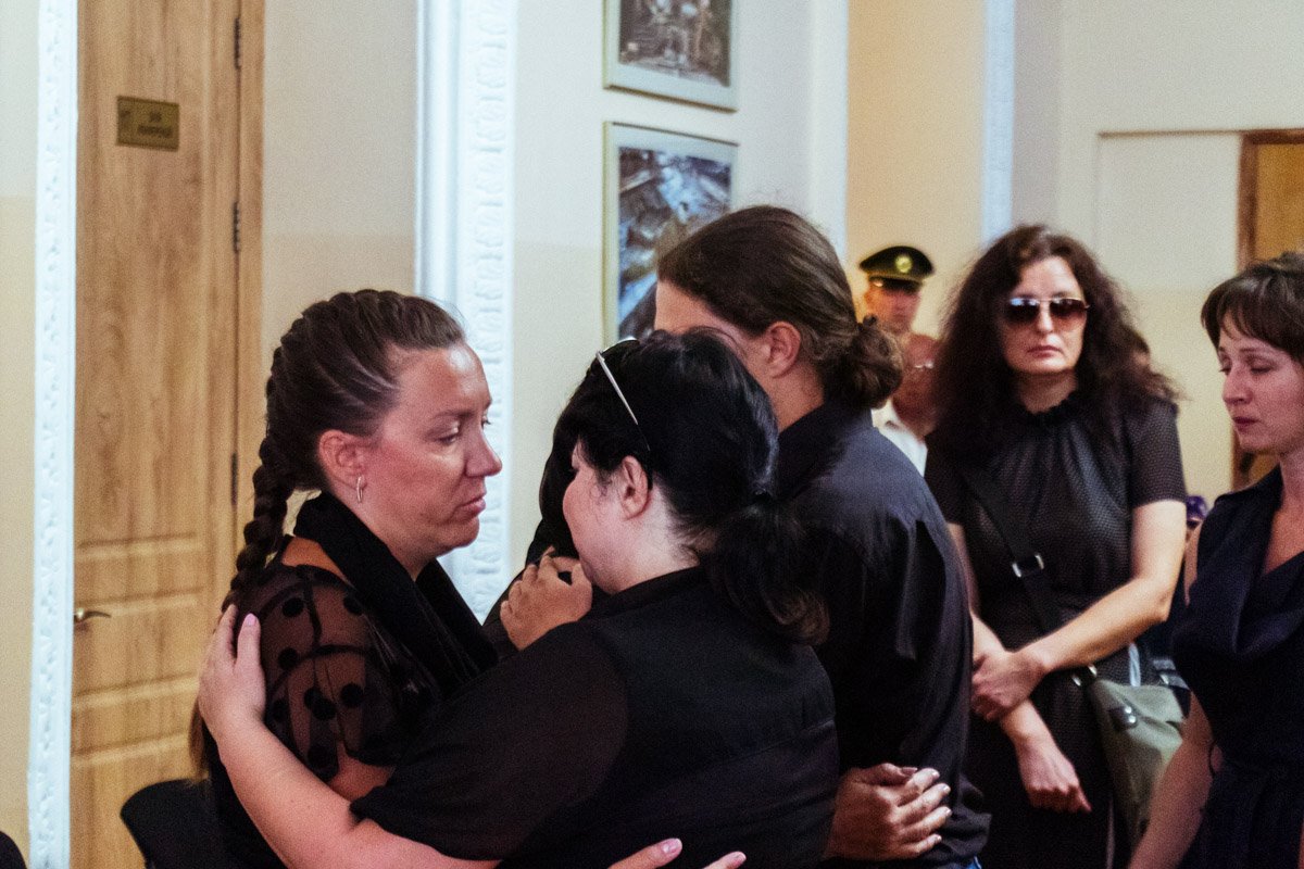 Убитые горем родственники долгое время не отходили от гроба 