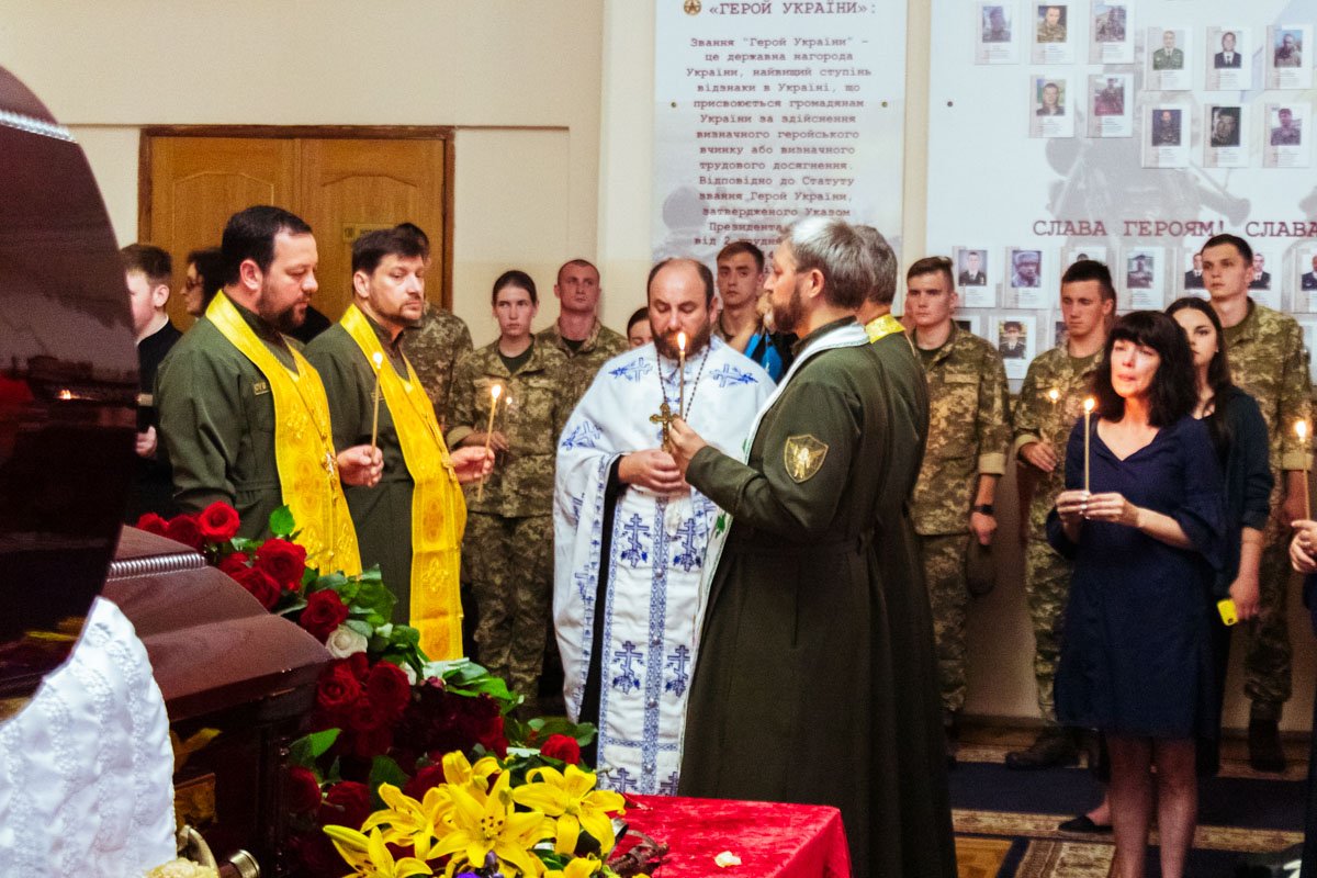 Нардепа и военного Дмитрия Тымчука отпевали священнослужители 