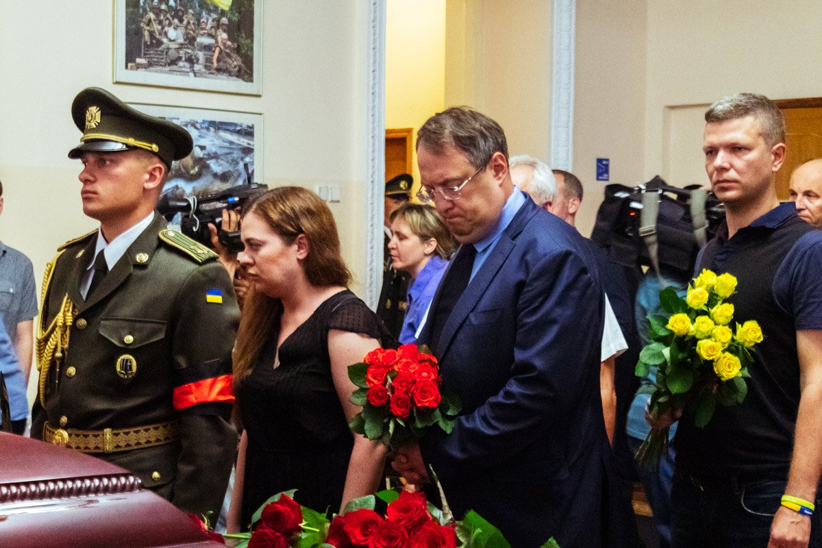 На панихиде также присутствовал народный депутат и друг погибшего Антон Геращенко 