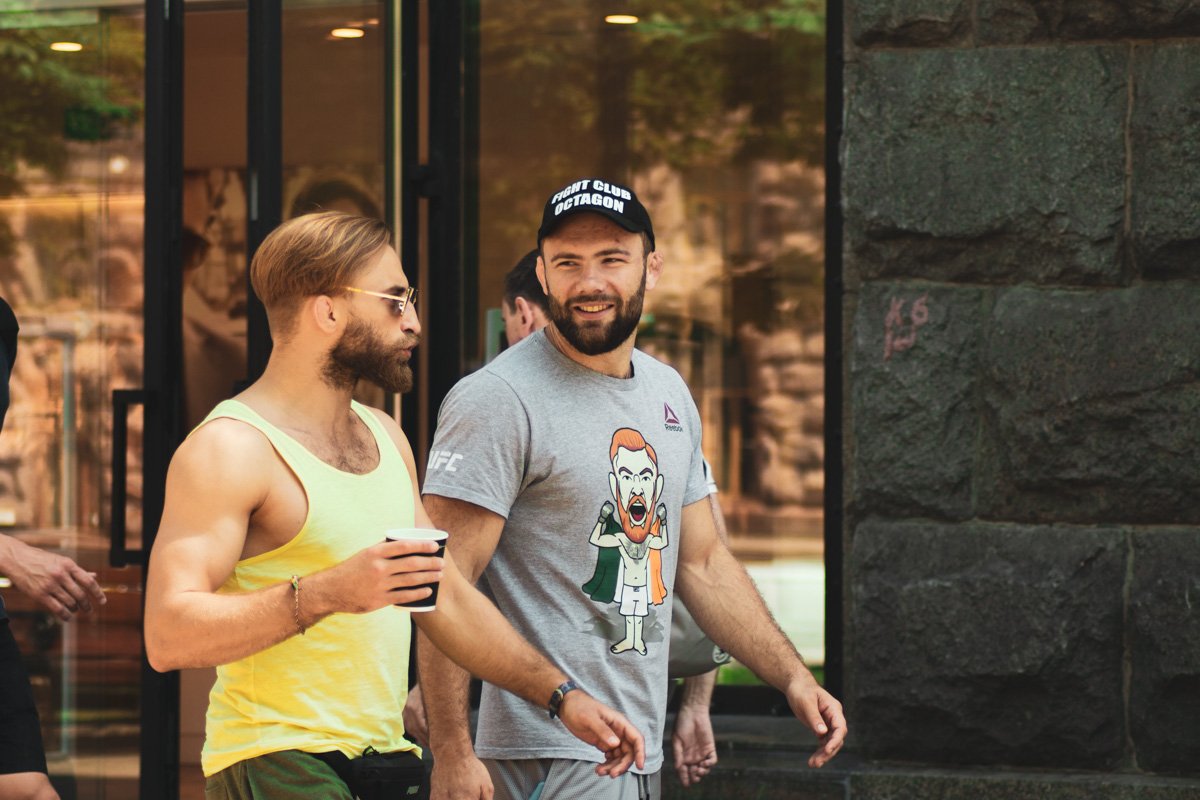 Сделал на футболке принт с фото друга, чтоб мог любоваться ним, даже когда идешь рядом Сделал на футболке принт с фото друга, чтоб мог любоваться ним, даже когда идешь рядом