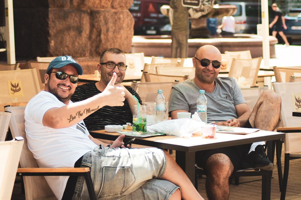 Хэй, красивая! Садись, угостим коктейлем! Хэй, красивая! Садись, угостим коктейлем!