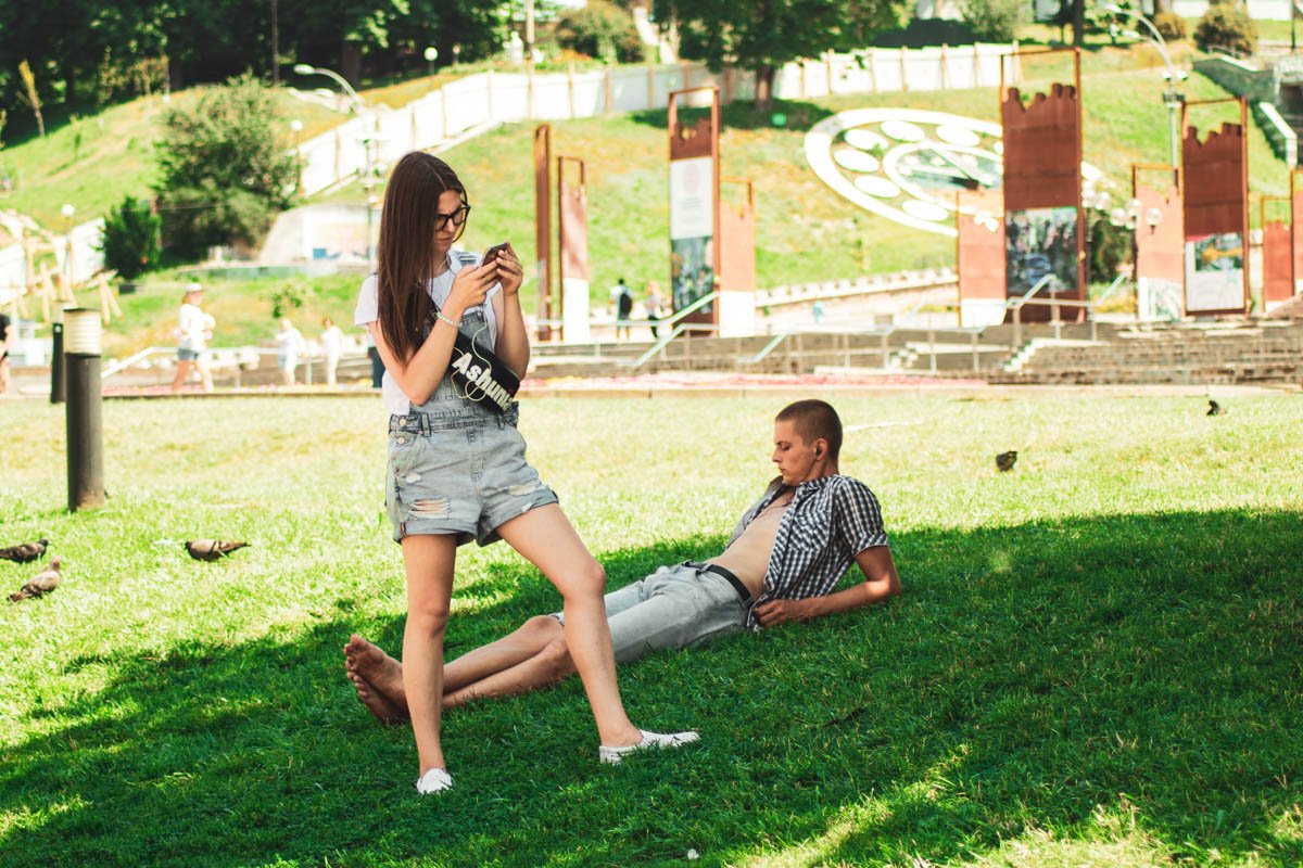 Любовь - это когда он в наушниках, а она вся в телефоне, и все равно не скучно Любовь - это когда он в наушниках, а она вся в телефоне, и все равно не скучно