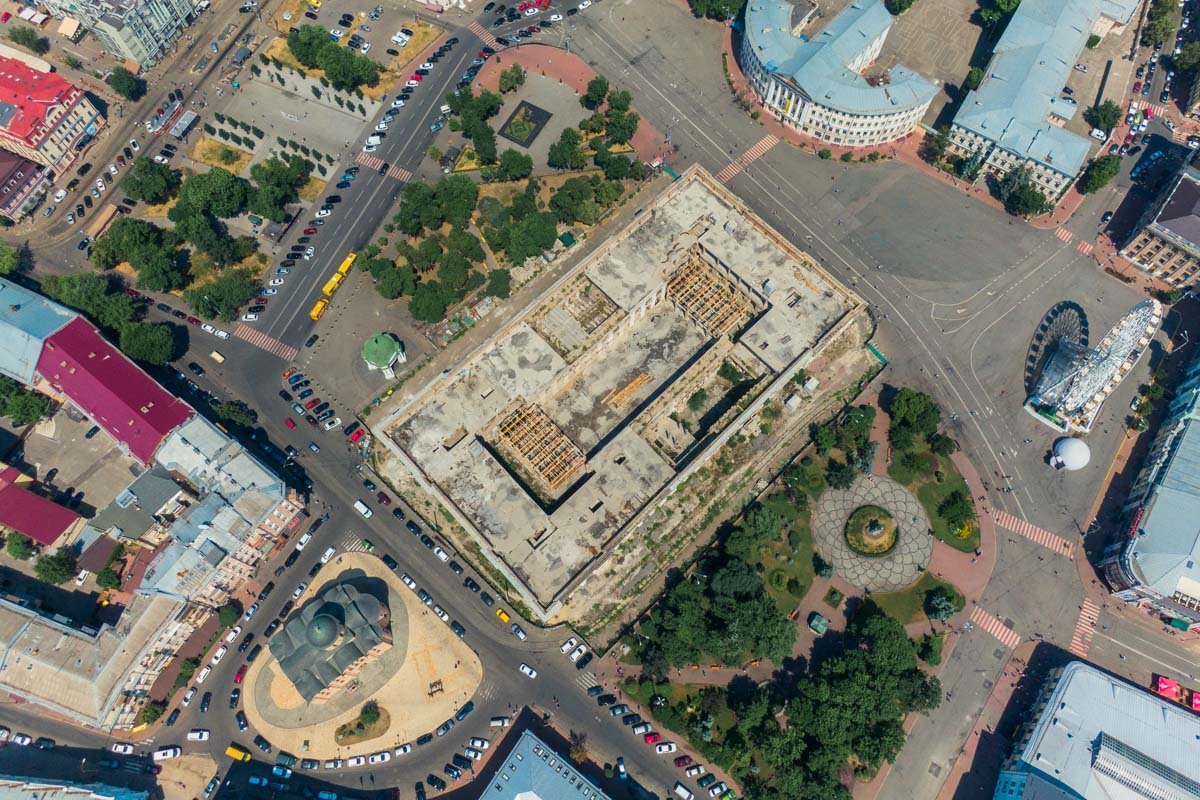 С высоты Гостинный двор больше похож на большую стройплощадку