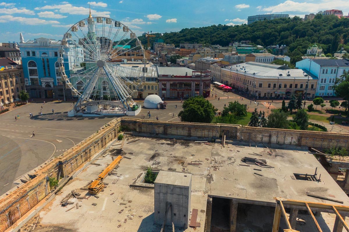 Среди дорогих кафе и ярких зданий разрушается памятник архитектуры