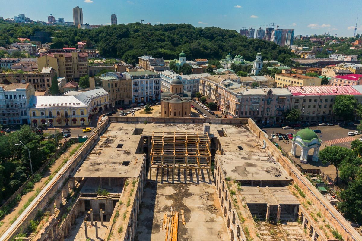 Уходящая эпоха на фоне современного Киева