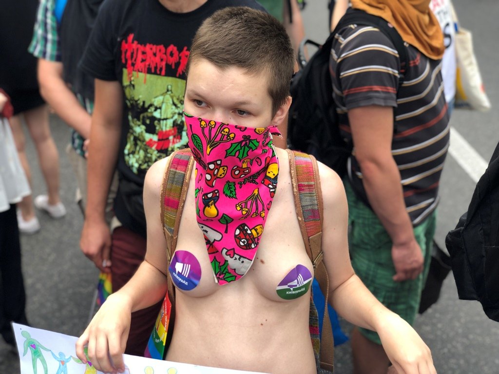 Забыла дома футболку. Или нет?)