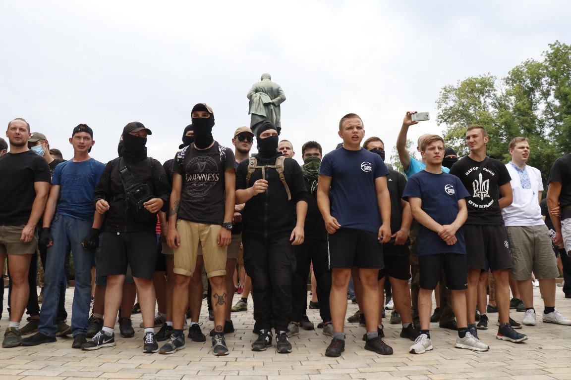 Молодчики в масках собрались в парке Шевченко
