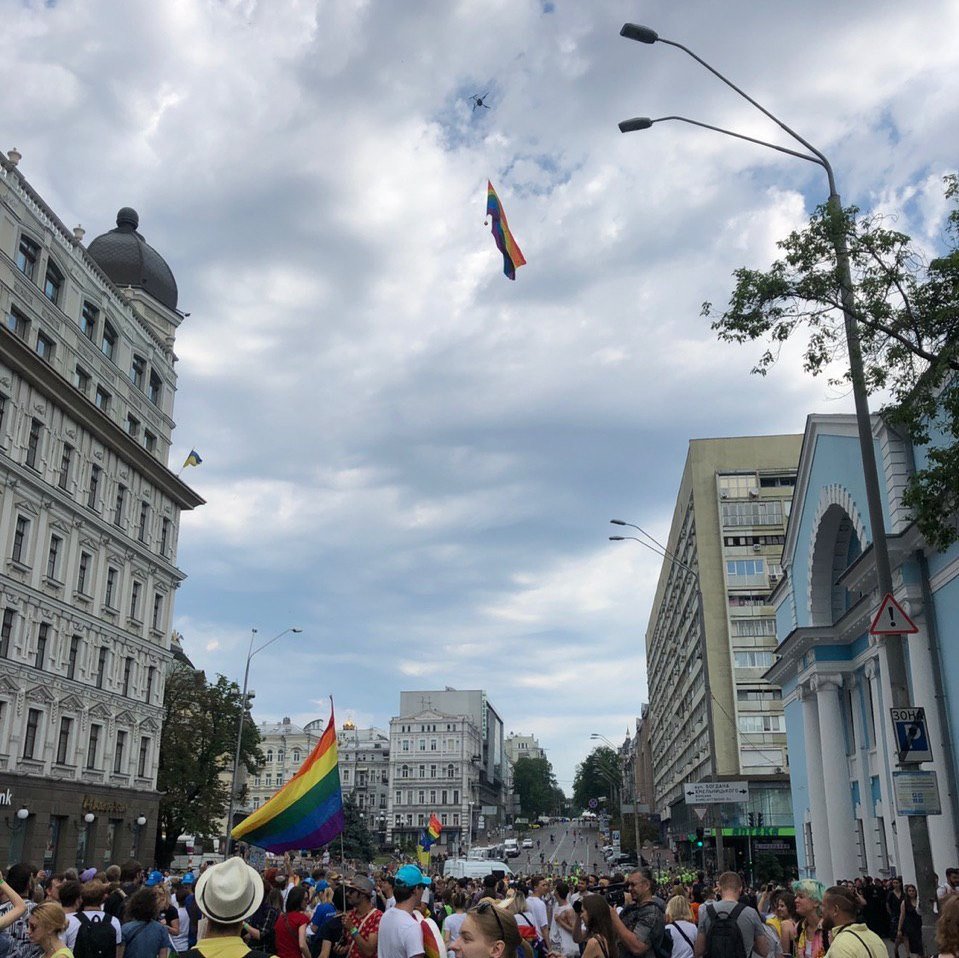 Флаг запустили на коптере, на нем все желающие заранее оставили свои послания