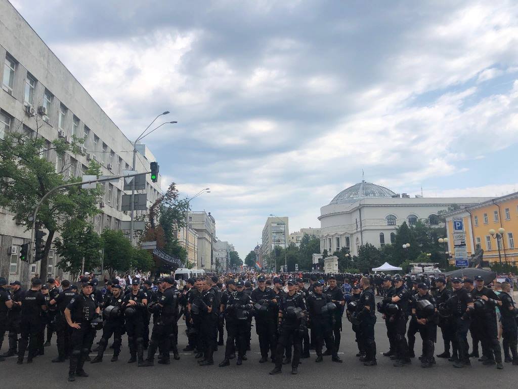 Радикалов и прайд разделяет несколько рядов правоохранителей