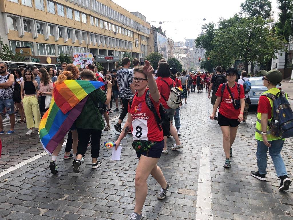 Волонтеры помогают участникам Марша