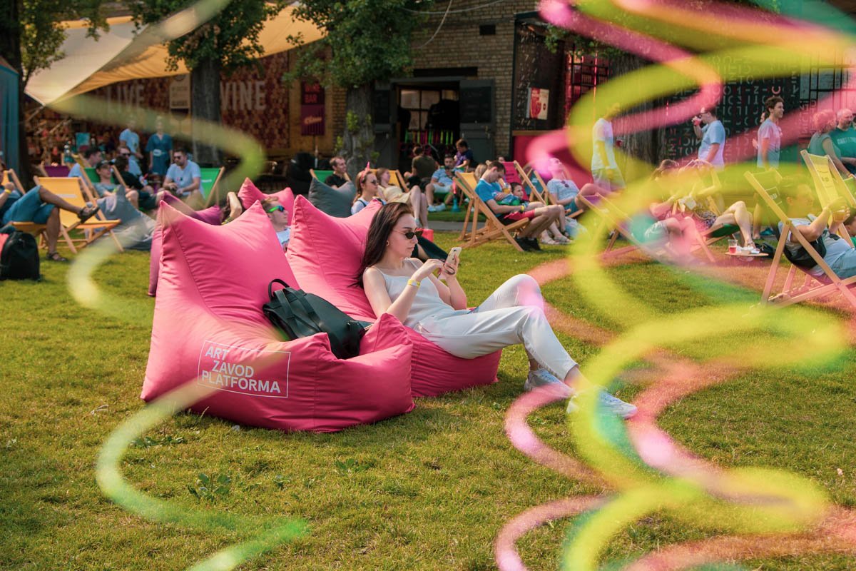 Расслабиться и посмотреть японские мультики можно в зоне с открытым кинотеатром 
