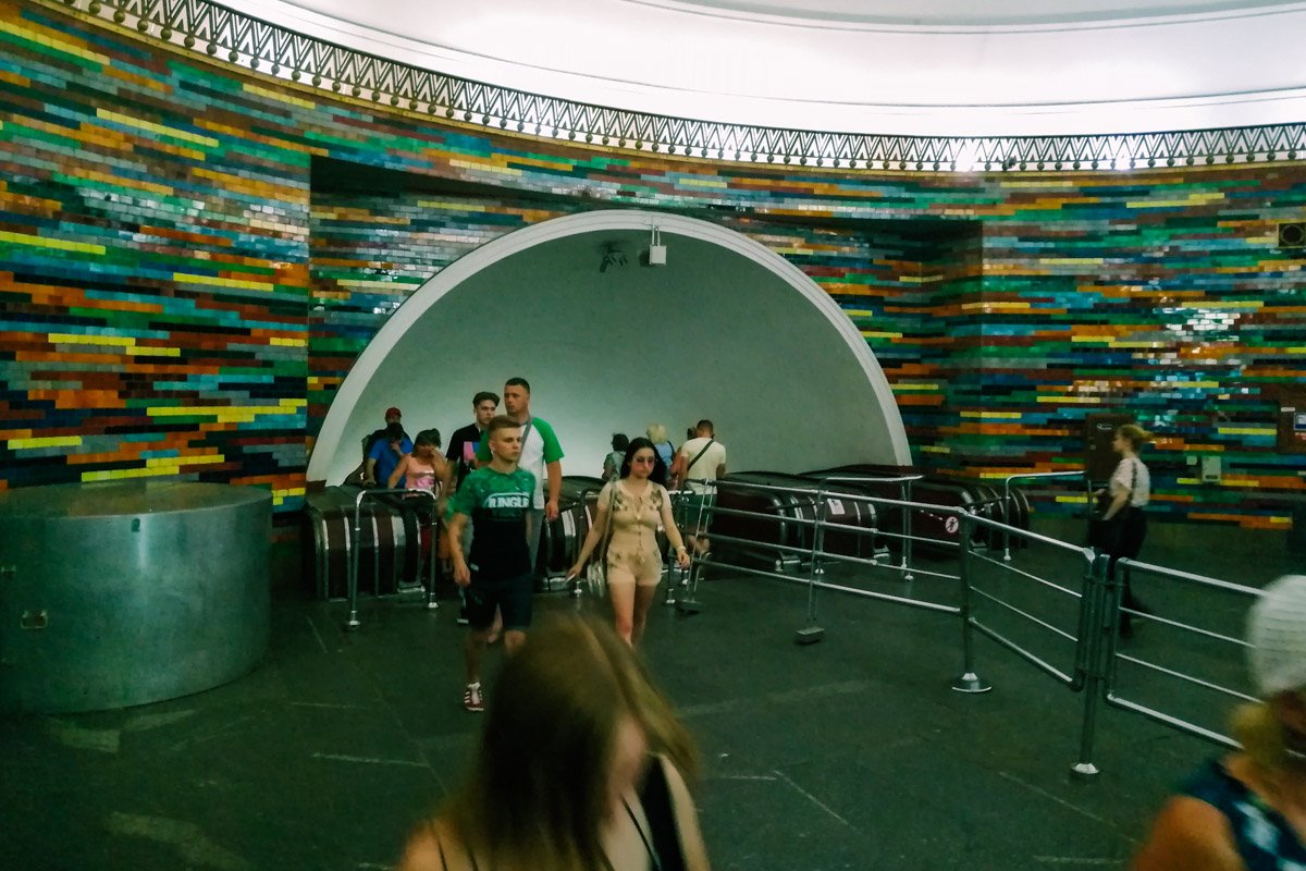 В это время на центральных станциях большое количество людей