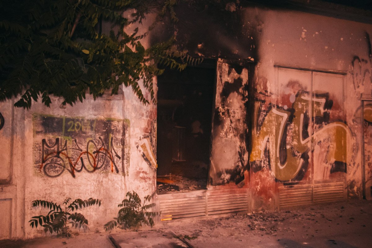 По предварительной информации, внутри трансформатора случилось замыкание