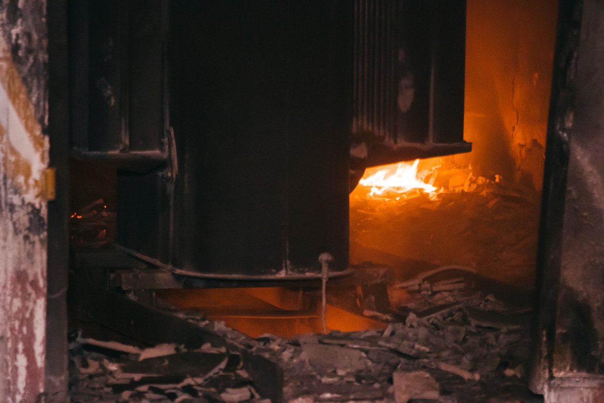 Какое-то время спасатели не могли приступить к тушению огня, так как для того, чтобы обесточить помещение, нужно разрешение