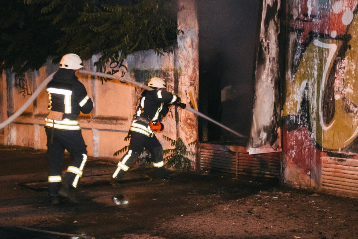 После отключения трансформаторной подстанции от напряжения, сотрудники ГСЧС преступили к ликвидации