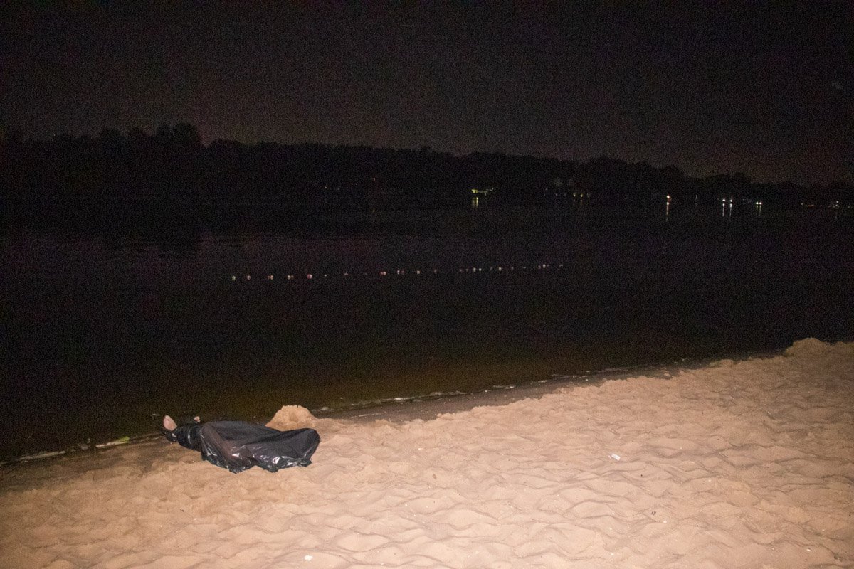 На центральном пляжа по улице Никольско-Слободской утонул мужчина