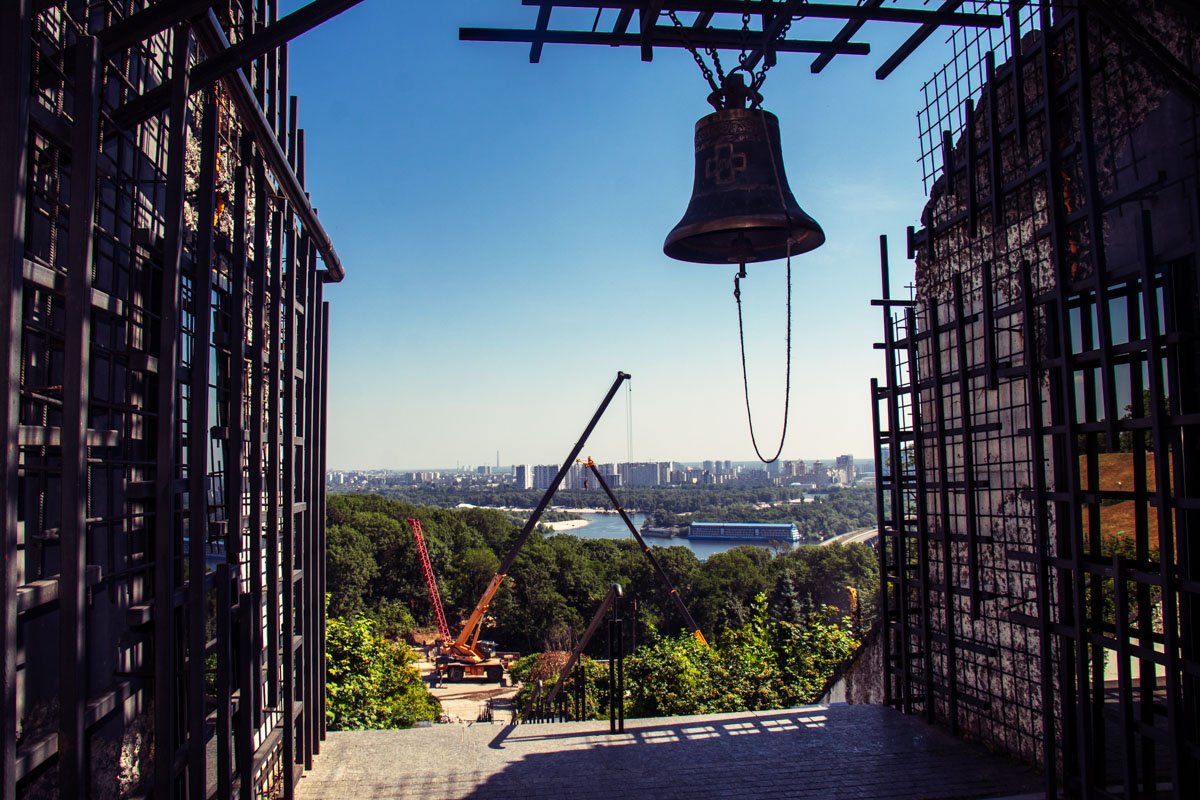 Задумка проекта в том, чтобы при помощи архитектурных решений передать идею освещения утаенной правды в 1932-1933 годах