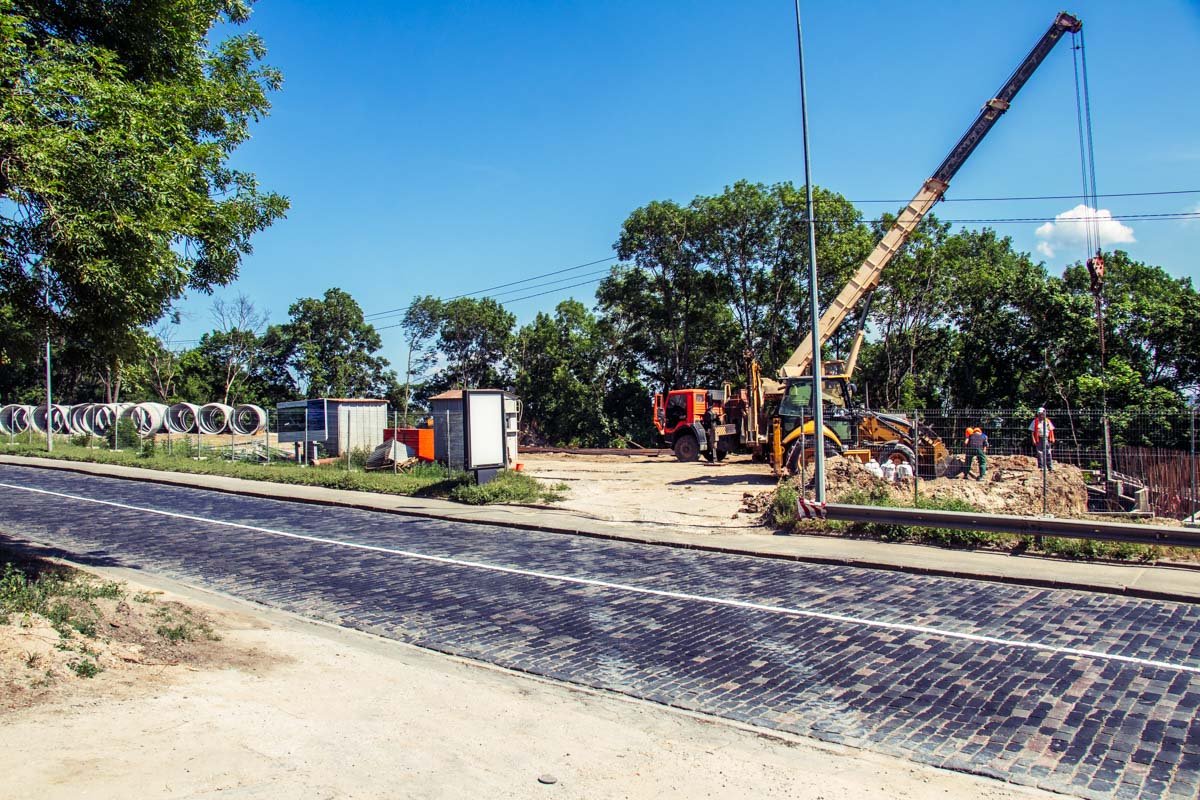 Бетонные плиты, которые разрывают землю — это образ той самой нераскрытой ранее правды, которая рвется наружу