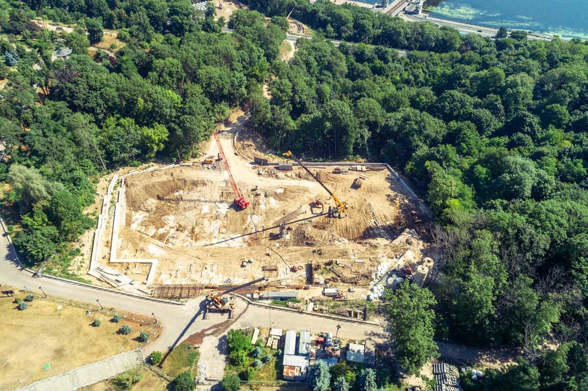 На данный момент территория полностью подготовлена к строительству