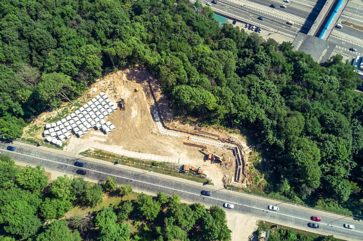 Некоторые бетонные и металлические конструкции уже установлены в землю, увидев их, уже можно сделать вывод о масштабах строительства