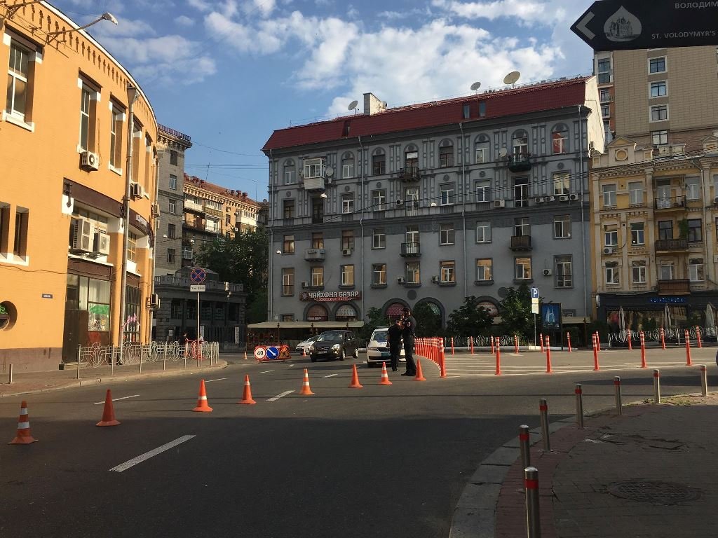 Патрульная полиция контролирует движение транспорта