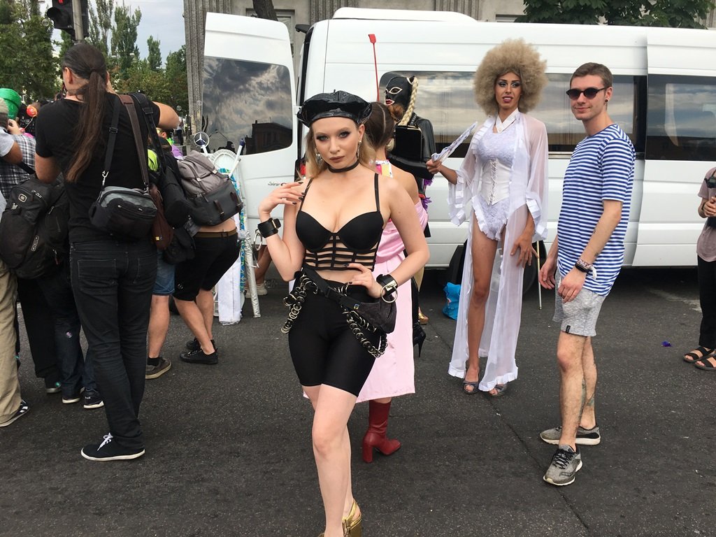 Взгляд, поза, костюм... Ну она прекрасна! 