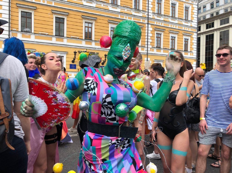 Этот костюм сделал всех! Интересно, в чем задумка... 