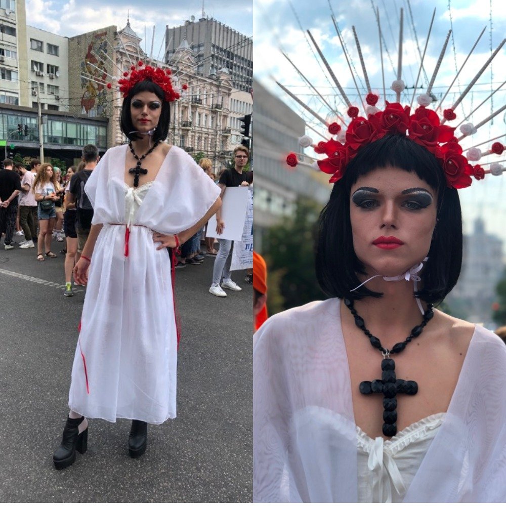 Ох уж эта Полякова со своей модой на кокошники... :)